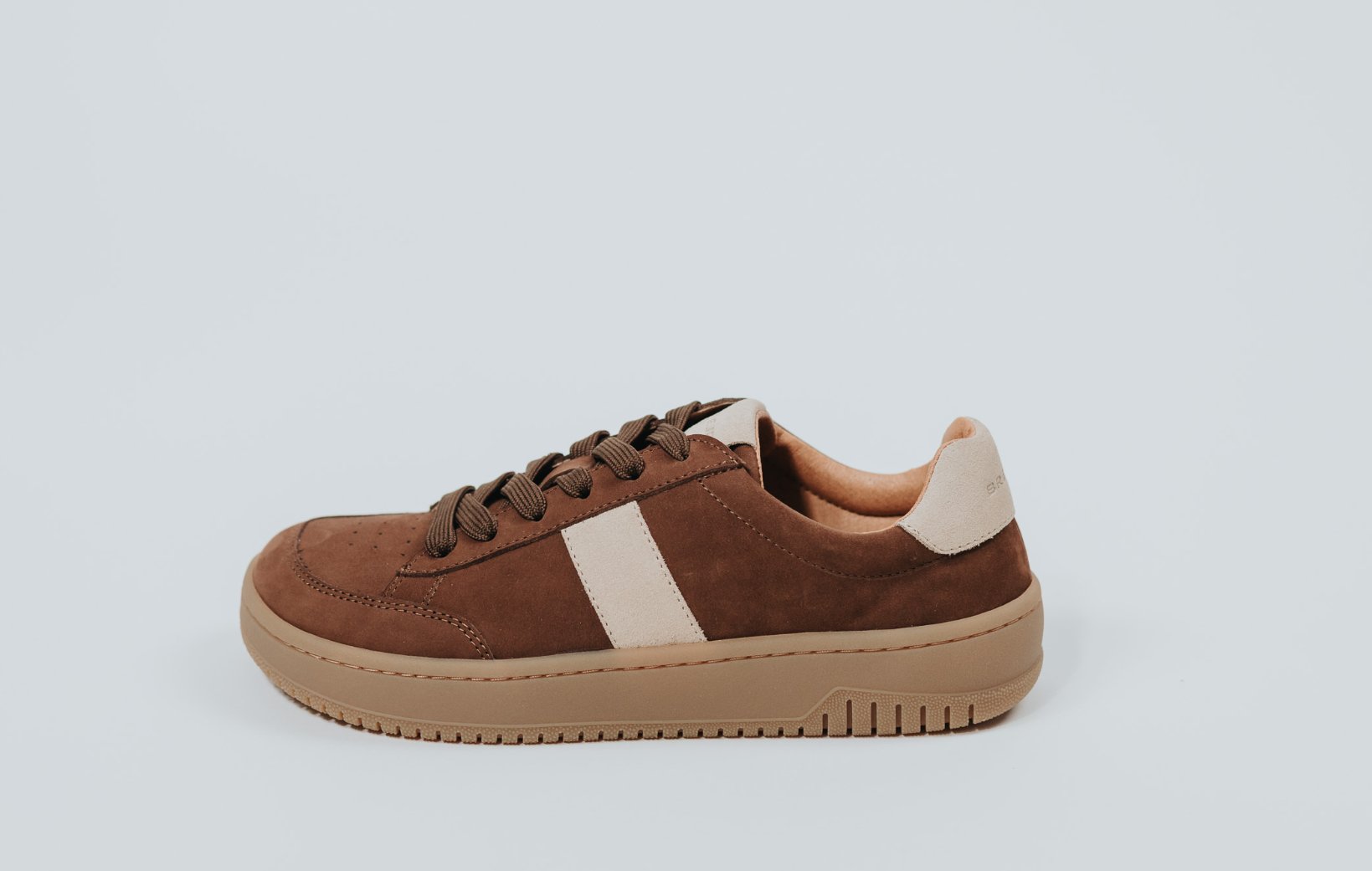 BREJD Bosund sneaker in cognac, side view.